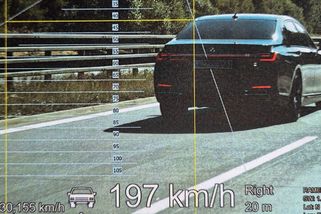 Muž v BMW jel po D1 na Vysočině dvoustovkou. Doklady nepředložil, přesto přišel o řidičák - Novinky