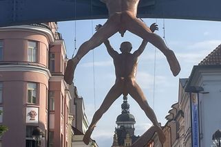 Černá věž pod pánským přirozením. Naháči na mostě v Budějovicích vyvolávají rozruch - Novinky