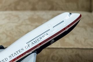 Špion na palubě Air Force One. Scénář jak z filmu režíruje Elon Musk - Seznam Zprávy