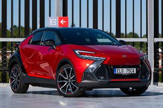 Toyota pod stromeček přiváží balík slev! Za úspornou Corollu ušetříte raketu, má i nejvýhodnější čtyřkolku - Garáž.cz