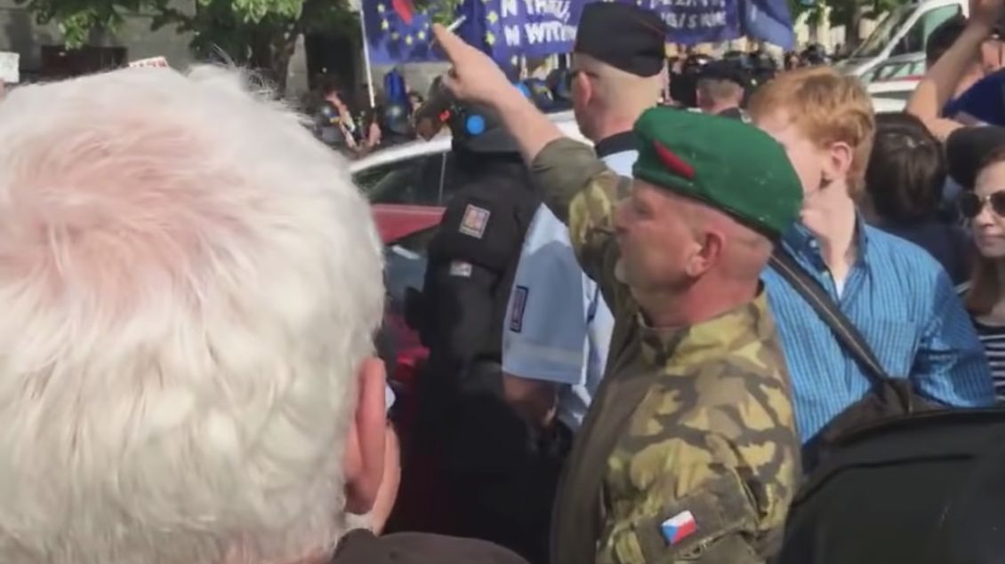 Hajlování a hákové kříže. Účastníky akce SPD pečlivě analyzujeme, vyvrací mýty policie - Seznam Zprávy