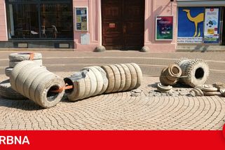 Nepozorný řidič nacouval do uměleckého díla v Budějcích, škoda je tři sta tisíc