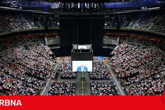 Plná O2 arena, křty v bazénu, kolaps klimatizace. Podívali jsme se na sjezd Jehovistů