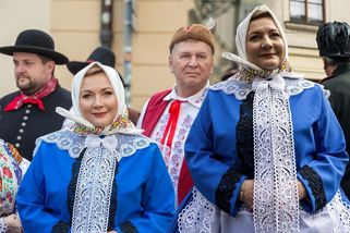 Schillerová v kroji s filtrem a bez filtru: Alenka von Photoshop, smáli se lidé - Super.cz