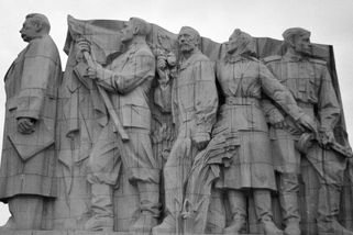 Jak naložit s ostudou těžkou 17 tisíc tun aneb jak se boural Stalinův pomník - Médium.cz
