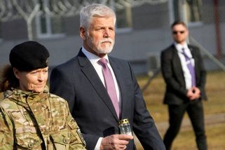 Bezprecedentní a absurdní. Babišova vláda pošle prezidenta na summit NATO jiným letadlem, doprovod mu osekala na čtyři lidi