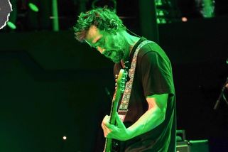 NAŽIVO: Keanu Reeves je páteří Dogstar. Z publika kapelu jistil Alice Cooper | Headliner