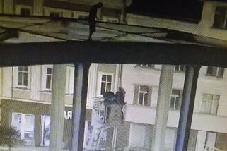 Muž chtěl skočit z mostu v Děčíně, vyjednavače k němu vytáhli na plošině - Novinky