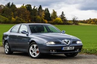 Upsal jsem se Berlusconimu: Jak mě moje Alfa Romeo 166 za 150 tisíc už stála dalších sto za servis