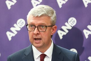 „Jste političtí barbaři, boříte ústavní systém,“ d...