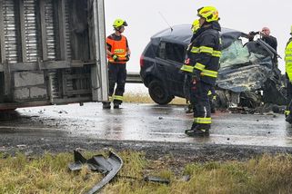 Řidič auta zemřel po čelním střetu s kamionem na Kutnohorsku - Novinky