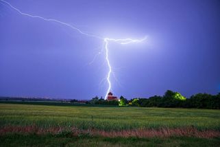 Češi netuší, jak se zachovat při zásahu bleskem. Věří dvacet let staré pověře a jen nečinně přihlížejí