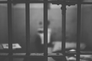 Nejstarší vězeňkyně v Česku: Seniorka chladnokrevně ubila kamarádku, z cely se dostane ve 92 letech - Médium.cz