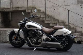 Raritní motor V4 za 200 tisíc. Značka Benda prodává v Česku cruiser Dark Flag 500 za zlomek ceny Ducati