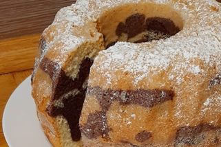 Dvě barvy v řezu, vůně po celém bytě a příprava bez zbytečné vědy! Přesně proto se k téhle bábovce vracím! Vláčná díky jedné surovině