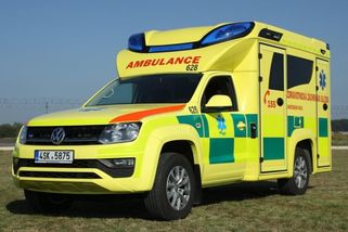 Sedmdesátiletý motorkář se na Strakonicku srazil s autem, utrpěl velmi vážná zranění - Novinky