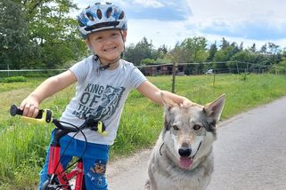 Malý Šimon trpí extrémně vzácnou poruchou. Lampy, které potřebuje, pojišťovna odmítla dotovat - Novinky