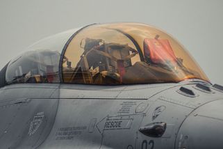 Záhadné zlato v kokpitech ukrajinských F-16 mate ruské radary. Piloti získávají klíčovou výhodu
