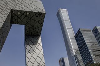 Do nejvyššího pekingského mrakodrapu narazilo malé letadlo - Novinky