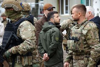Zelenskyj po odebrání řádu poslal vyznamenání zpět kurýrem, Poláky tím popudil