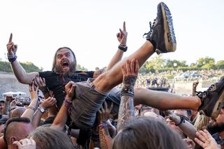 FOTO: Svátek pogování, poodhalená ňadra i skvělý metal. Takový byl Brutal Assault - Novinky