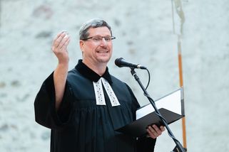 „Dnes vím, že otevřenost a přijetí jsou v církvi tou správnou cestou,“ říká kazatel Jiří Kantor, který oddal dva muže