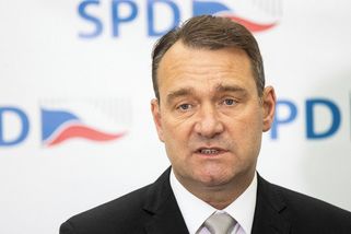 Kmotrovské praktiky v rouše vlastenectví. Radim Fiala roky tajil stamilionový holding - Médium.cz