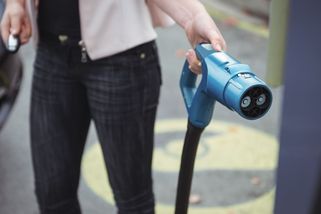 Řidič elektromobilu mě chtěl blokovat. Po chvíli se ztrapnil a radši odjel - Médium.cz