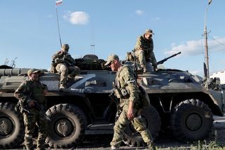 Dodělej mě, žádá na videu z boje zraněný Rus. Nejsme jako vy, odpoví Ukrajinec a zachraňuje ho - Novinky