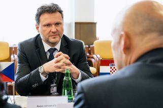 Sněmovní kytarista Vondráček se pokusil zostudit hlavu státu. Předvedl nebystré divadlo
