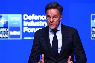 „Bzukot strojů se musí změnit v řev,“ prohlásil Rutte na okraj summitu NATO