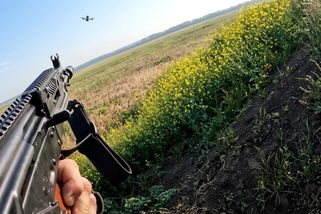 Unikátní video: Vteřiny od smrti. Ruský voják palbou odrazil útok ukrajinského dronu