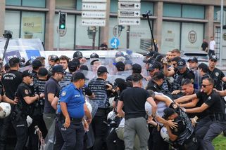 Vlna zatýkání v Turecku před summitem NATO, úřady zadržují novináře i aktivisty - Novinky