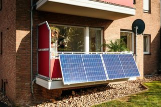 ČR chystá nové pravidla pro fotovoltaiku na balkoně. Češi už jsou připraveni, panely berou z Lidlu