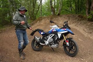 Sršeň není zpovykaný motorkář. Motorku s výkonem 48 koní prohnal blátem i šotolinou