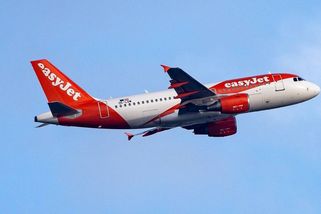 Alláhu akbar, křičel muž v letadle EasyJet a hrozil bombou - Novinky
