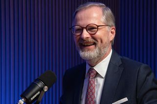 Pozdě, ale přece: Premiér Fiala se poprvé pokusil o vtip a všechny tím šokoval. Smějí se i ti, kdo ho doteď nemuseli - Super.cz