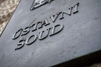Nižší plat kvůli mateřské? Diskriminační, rozhodl Ústavní soud a zastal se státní zástupkyně
