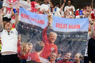 MS fotbal | Je to sexuální delikvent! O Trumpovi zní na stadionech sprosté chorály - Sport.cz