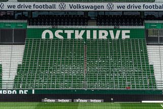 Šokující chyba dělníka. Bundesligovému klubu se zřítila část tribuny - Sport.cz