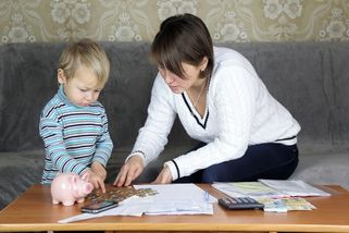 Chudobou je ohroženo tři sta tisíc dětí. Znevýhodnění si přinášejí i do dospělého života - Novinky