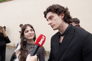 Zamilované pohledy mluvily za vše: Syn Bolka Polívky Jan vyvedl půvabnou partnerku