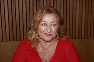 Halina Pawlowská se vyfotila u moře. Fanoušci řeší, kdo je žena na snímku, a proč má každou botu jinou
