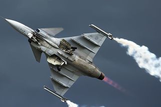 Švédský Gripen poprvé za 37 let zasáhl v reálném boji. Thajští piloti s ním rozmetali dělostřelectvo u hranic