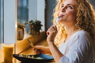 Chcete lépe spát? Vyhněte se těmto jídlům, radí odborníci na výživu - Proženy.cz