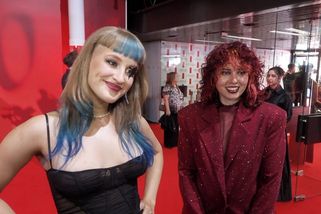 Zpěvačka Aiko předvedla ve Varech líbačku s přítelkyní i extravagantní look