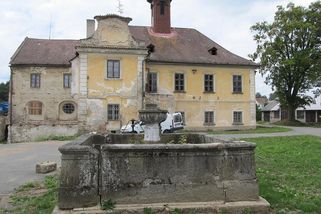 Poznatsvět | Byt s výhledem na Hradčany manželé vyměnili za zchátralý zámek na Klatovsku. Otevřeli ho veřejnosti