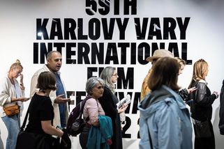 Absolvent s Hoffmanem a drama s Geislerovou. Co vidět ve Varech - Seznam Zprávy