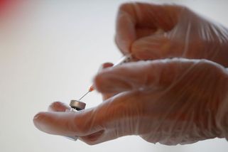 Manželka exprimátora Hradce se nechala přednostně naočkovat, sklízí za to kritiku - Novinky