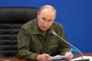 Putin si oblékl vojenskou uniformu a usedl k mapám. Analytici rozklíčovali, co tím vzkazuje Evropě i vlastním lidem